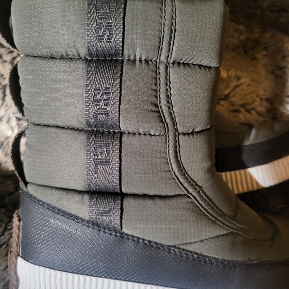 Womans Sorel Waterproof Boots - Picture 4 of 4